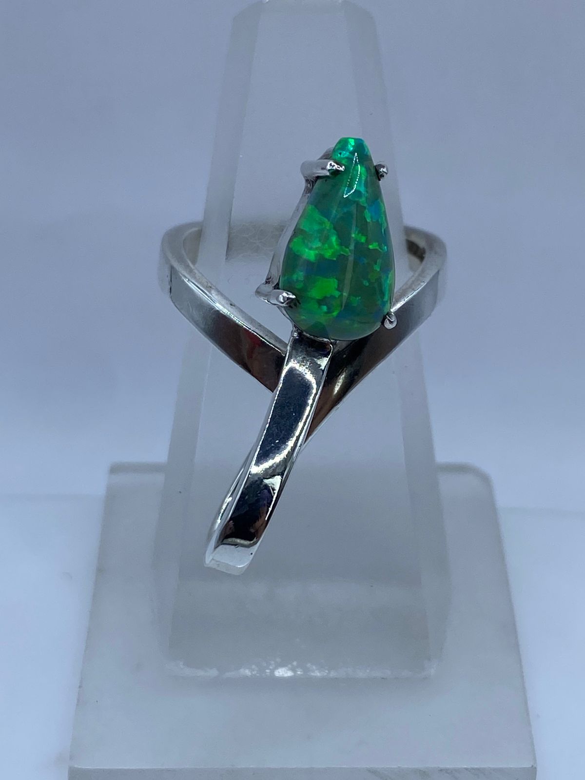 Anillo Contemporáneo con Ópalo de Fuego Verde en Plata Ley .925
