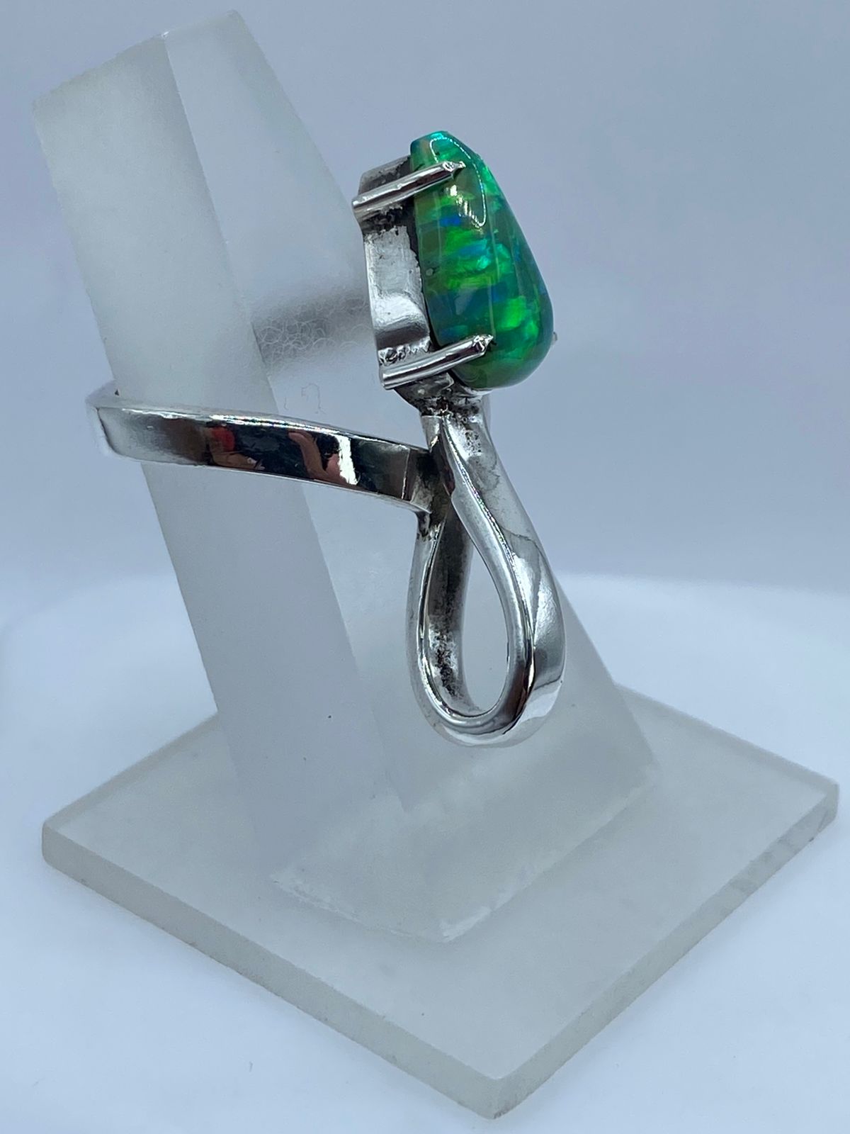 Anillo Contemporáneo con Ópalo de Fuego Verde en Plata Ley .925