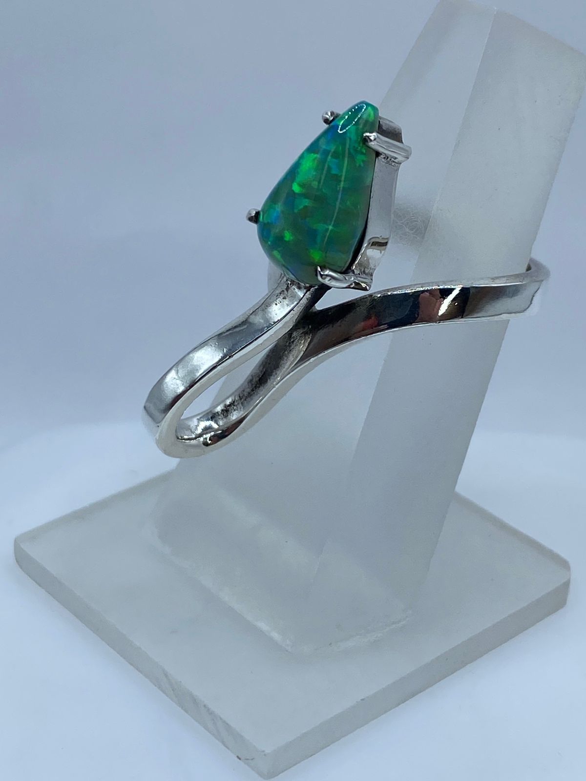 Anillo Contemporáneo con Ópalo de Fuego Verde en Plata Ley .925