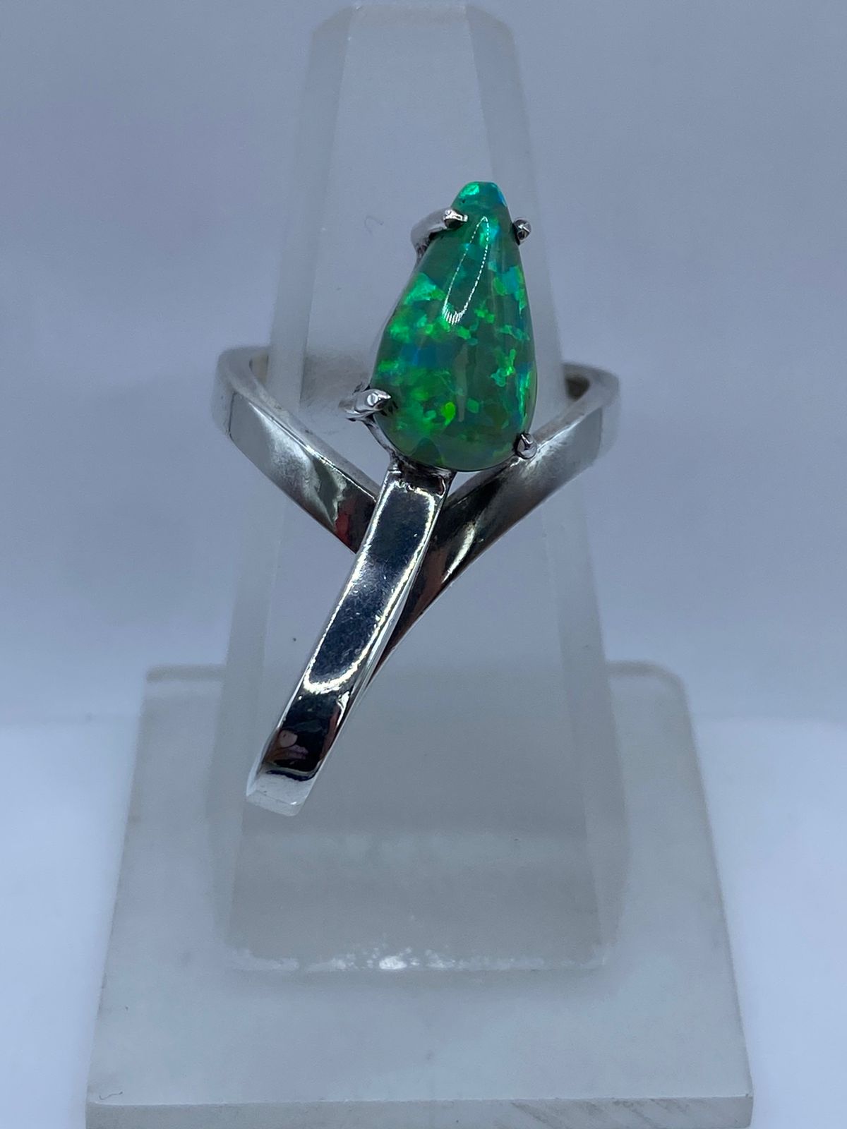 Anillo Contemporáneo con Ópalo de Fuego Verde en Plata Ley .925
