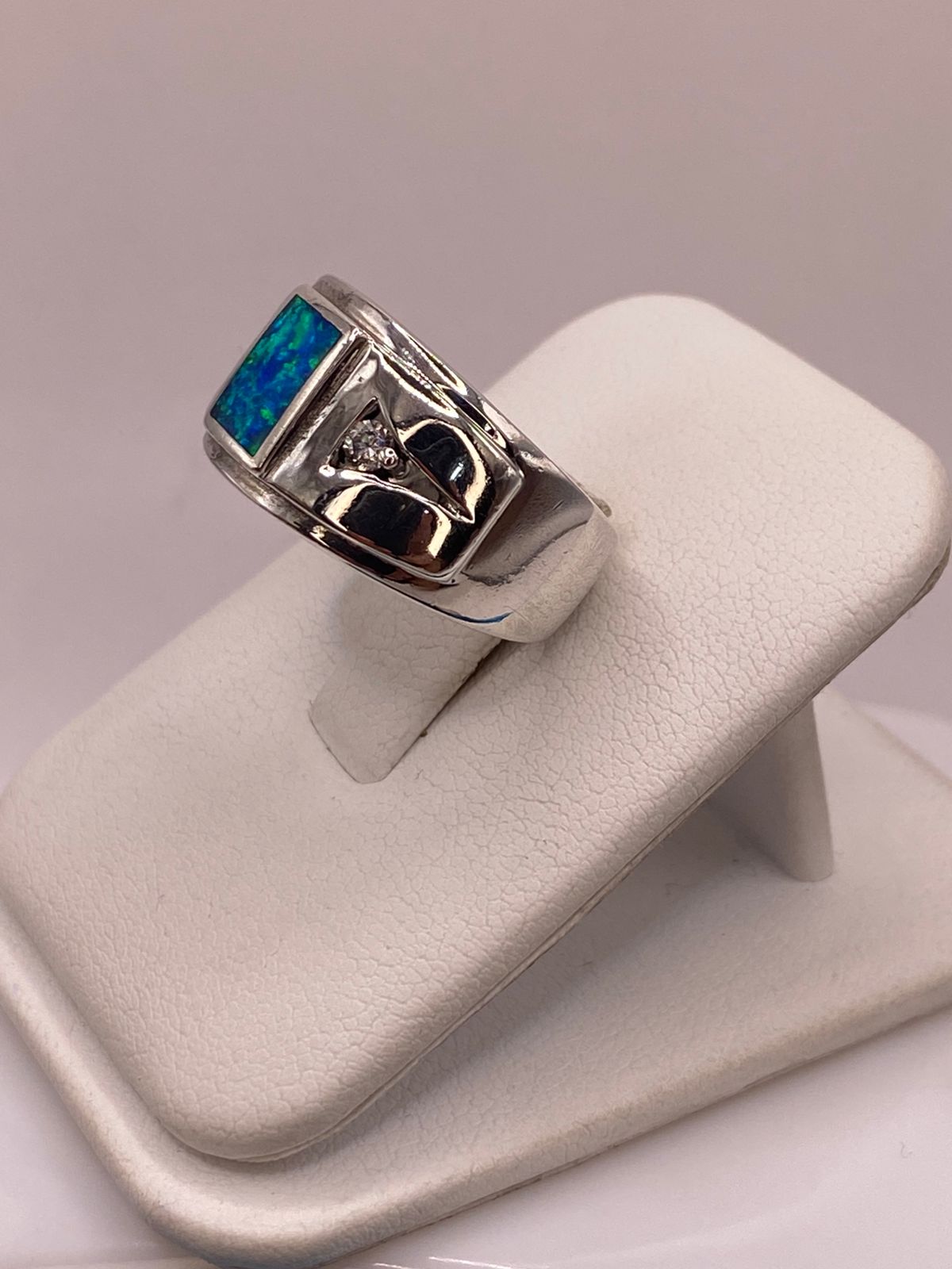 Anillo Contemporáneo de Plata Ley 925 con Ópalo de Fuego Azul Verde