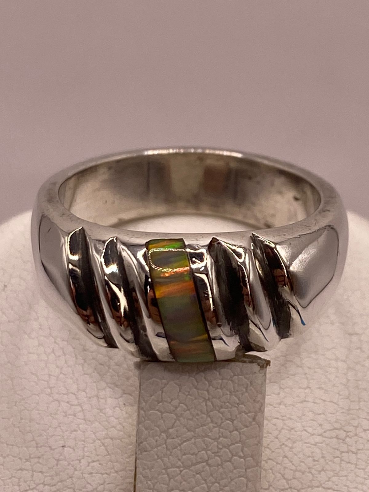ANILLO CONTEMPORÁNEO DE PLATA LEY 925 CON ÓPALO DE FUEGO EN DISEÑO TEXTURIZADO
