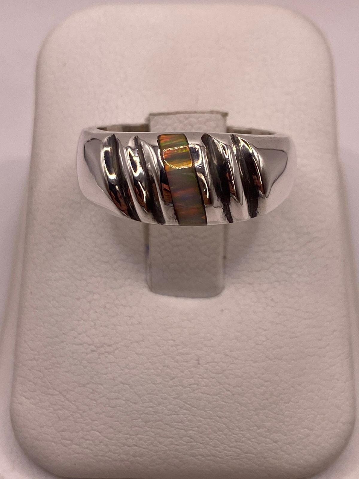 ANILLO CONTEMPORÁNEO DE PLATA LEY 925 CON ÓPALO DE FUEGO EN DISEÑO TEXTURIZADO