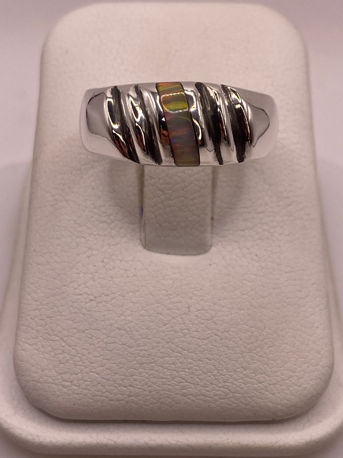 ANILLO CONTEMPORÁNEO DE PLATA LEY 925 CON ÓPALO DE FUEGO EN DISEÑO TEXTURIZADO