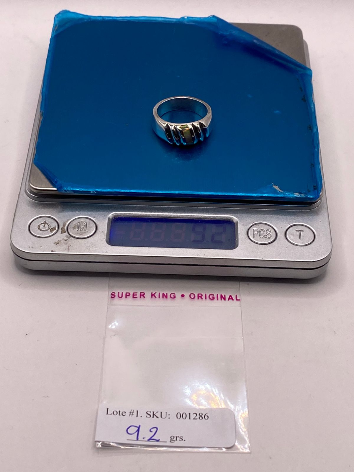 ANILLO CONTEMPORÁNEO DE PLATA LEY 925 CON ÓPALO DE FUEGO EN DISEÑO TEXTURIZADO