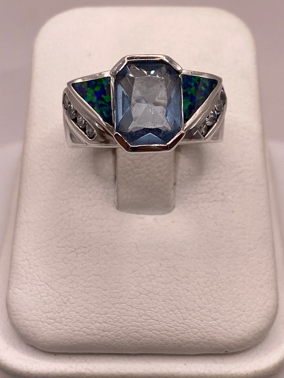 ANILLO CONTEMPORÁNEO DE PLATA LEY 925 CON ÓPALO DE FUEGO Y ZIRCONIA AZUL CELESTE