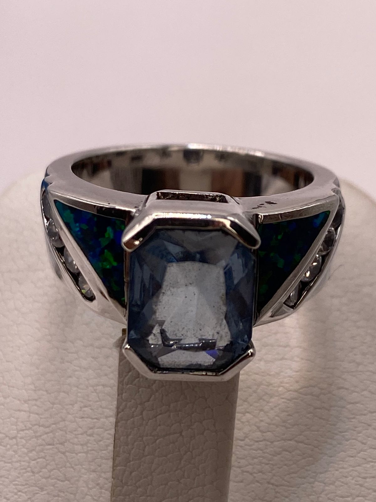 ANILLO CONTEMPORÁNEO DE PLATA LEY 925 CON ÓPALO DE FUEGO Y ZIRCONIA AZUL CELESTE