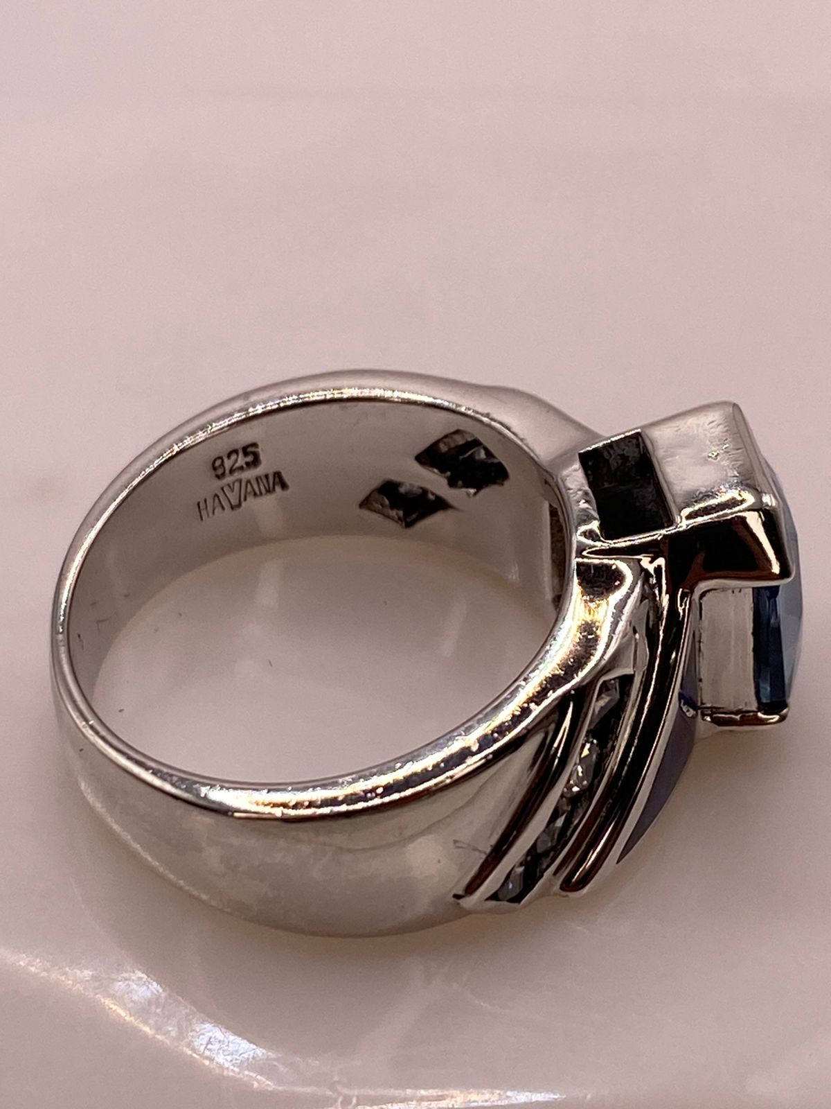 ANILLO CONTEMPORÁNEO DE PLATA LEY 925 CON ÓPALO DE FUEGO Y ZIRCONIA AZUL CELESTE