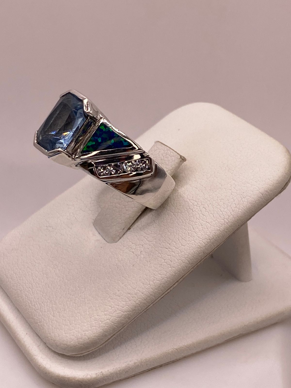 ANILLO CONTEMPORÁNEO DE PLATA LEY 925 CON ÓPALO DE FUEGO Y ZIRCONIA AZUL CELESTE