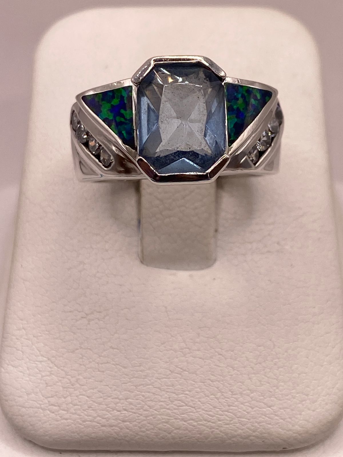 ANILLO CONTEMPORÁNEO DE PLATA LEY 925 CON ÓPALO DE FUEGO Y ZIRCONIA AZUL CELESTE