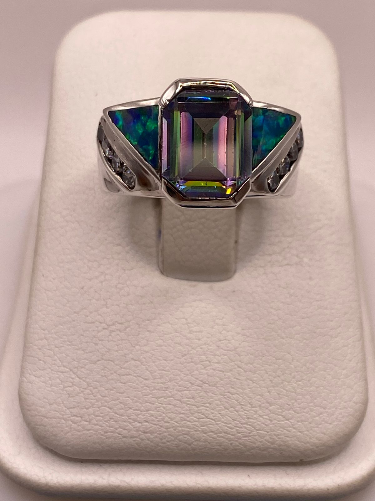 Anillo Contemporáneo de Plata Ley 925 con Ópalo de Fuego y Zirconia Tornasol
