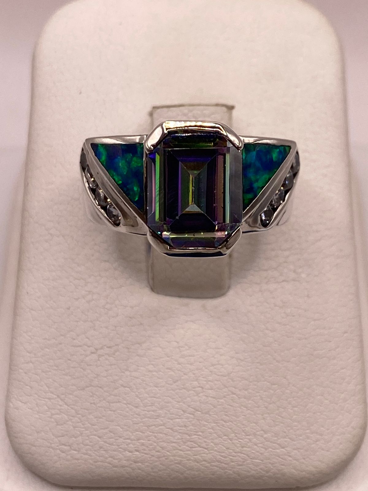 Anillo Contemporáneo de Plata Ley 925 con Ópalo de Fuego y Zirconia Tornasol