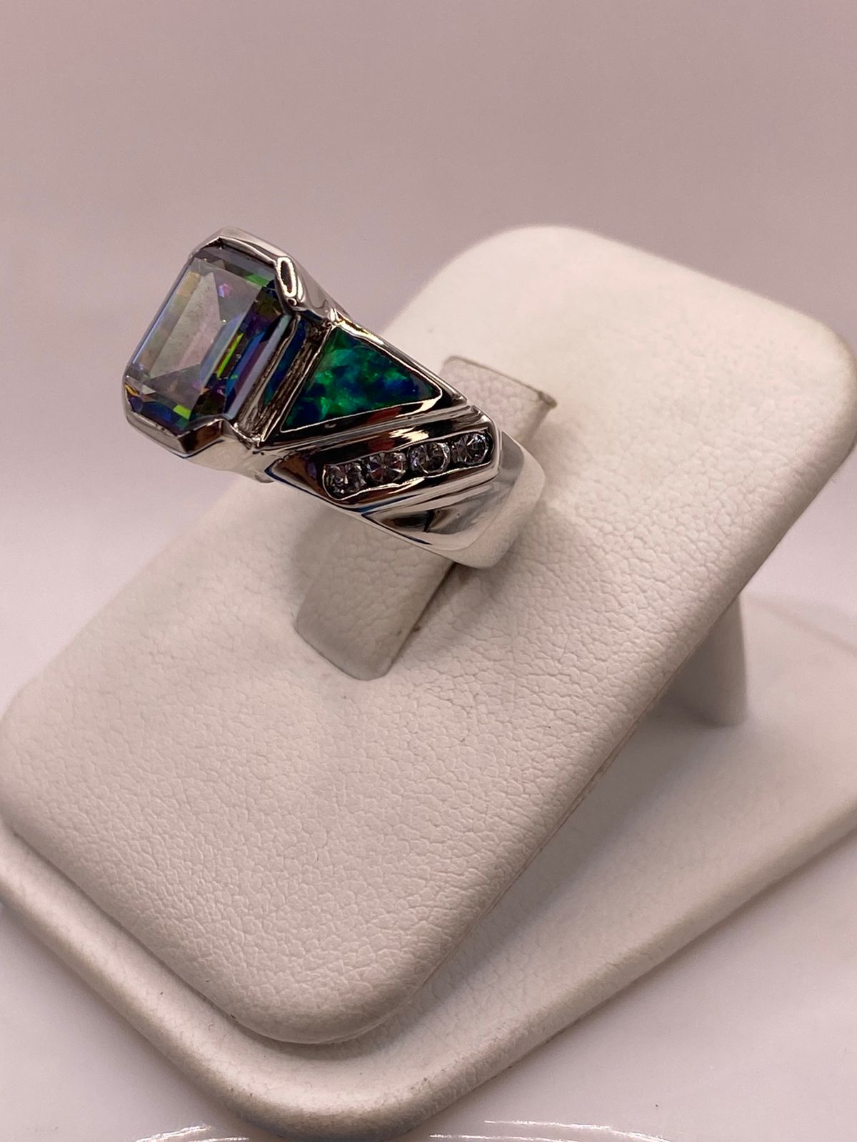Anillo Contemporáneo de Plata Ley 925 con Ópalo de Fuego y Zirconia Tornasol