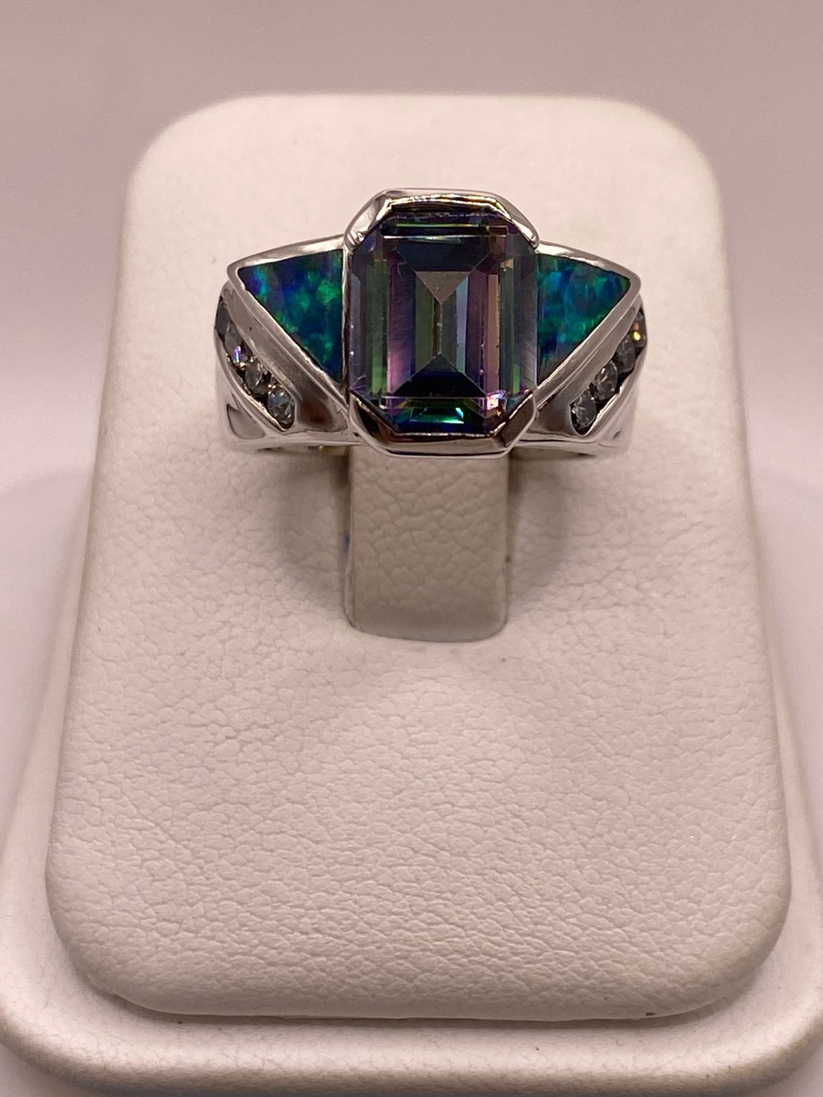 Anillo Contemporáneo de Plata Ley 925 con Ópalo de Fuego y Zirconia Tornasol
