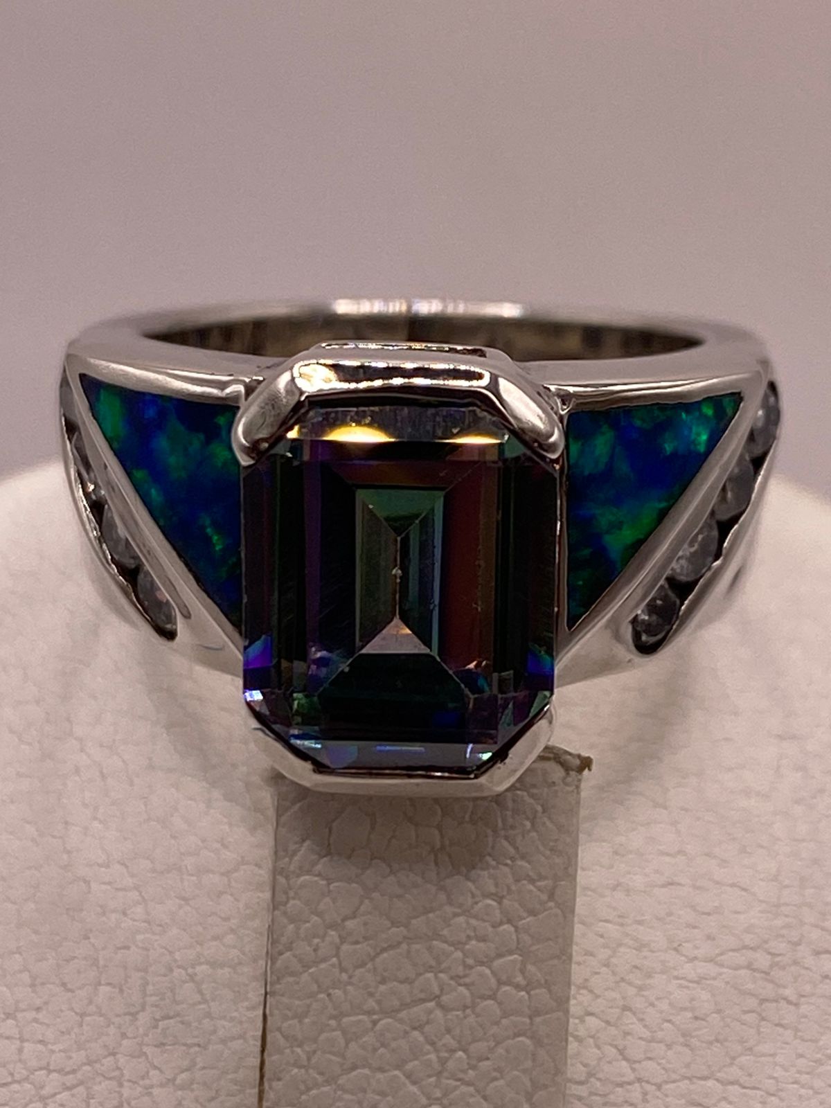 Anillo Contemporáneo de Plata Ley 925 con Ópalo de Fuego y Zirconia Tornasol