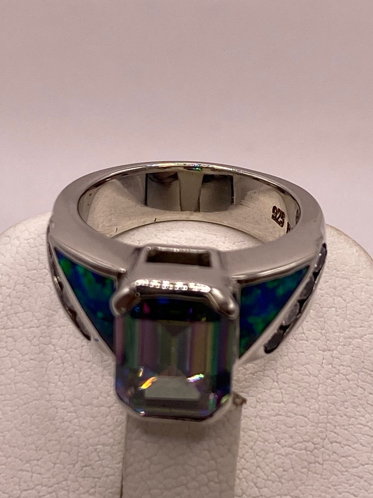 Anillo Contemporáneo de Plata Ley 925 con Ópalo de Fuego y Zirconia Tornasol