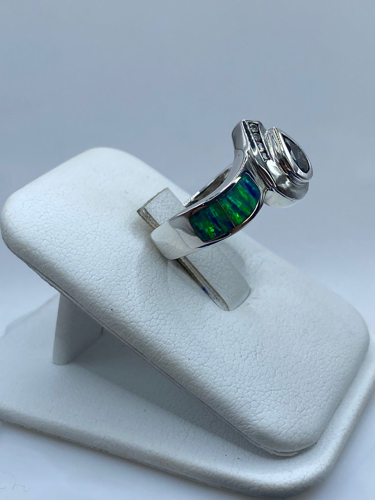 ANILLO CONTEMPORÁNEO DE PLATA LEY 925 CON ÓPALO DE FUEGO Y ZIRCONIAS