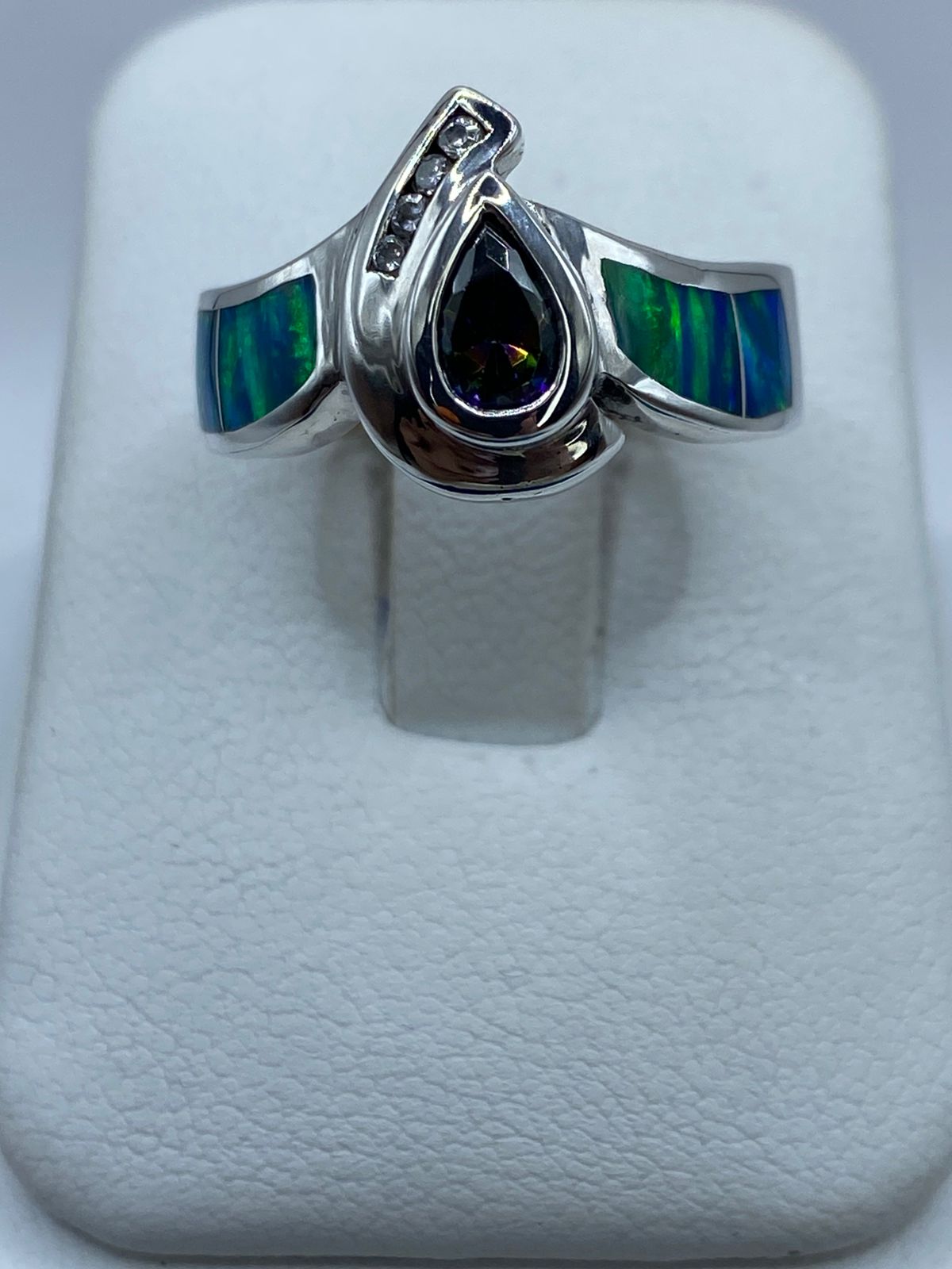 ANILLO CONTEMPORÁNEO DE PLATA LEY 925 CON ÓPALO DE FUEGO Y ZIRCONIAS