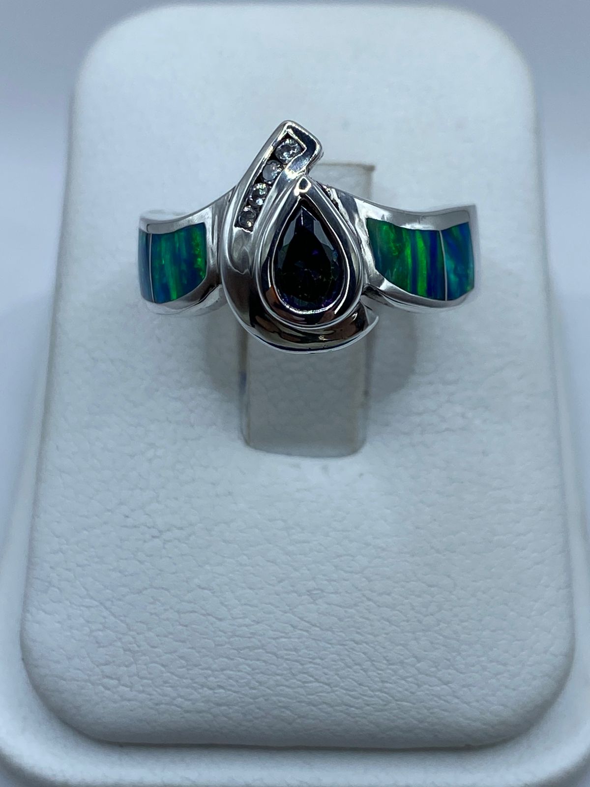 ANILLO CONTEMPORÁNEO DE PLATA LEY 925 CON ÓPALO DE FUEGO Y ZIRCONIAS