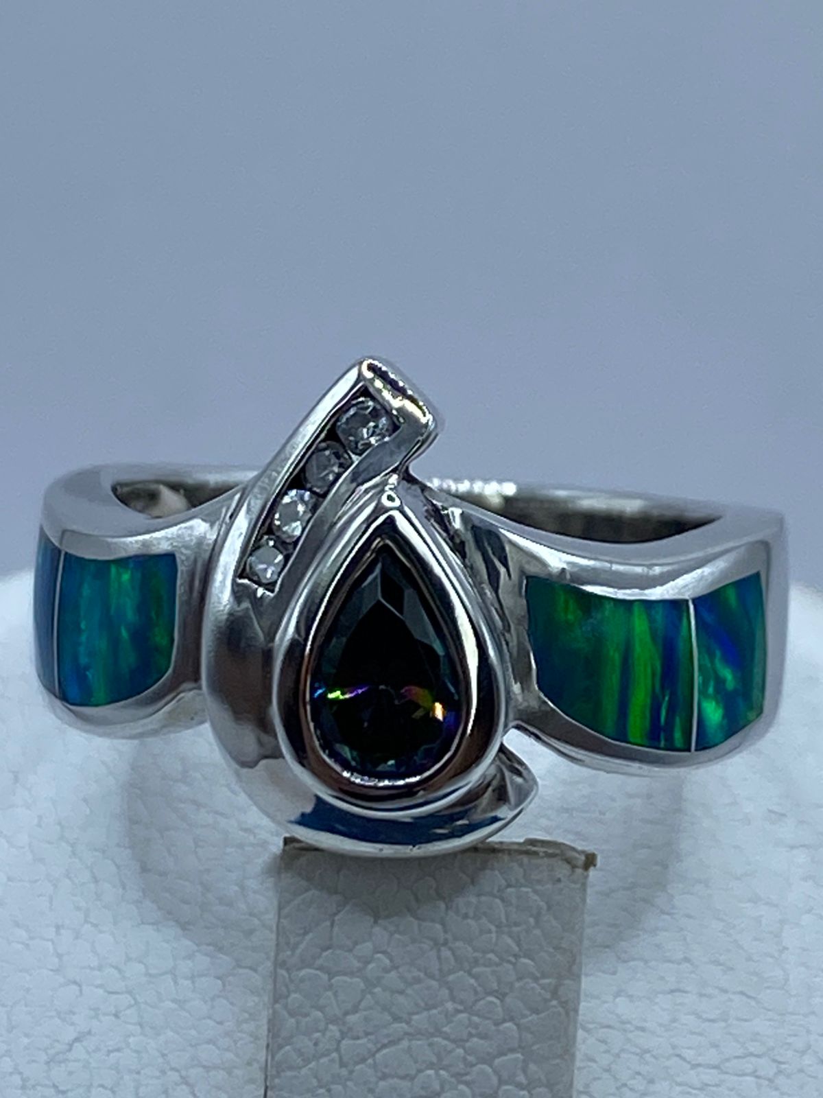 ANILLO CONTEMPORÁNEO DE PLATA LEY 925 CON ÓPALO DE FUEGO Y ZIRCONIAS