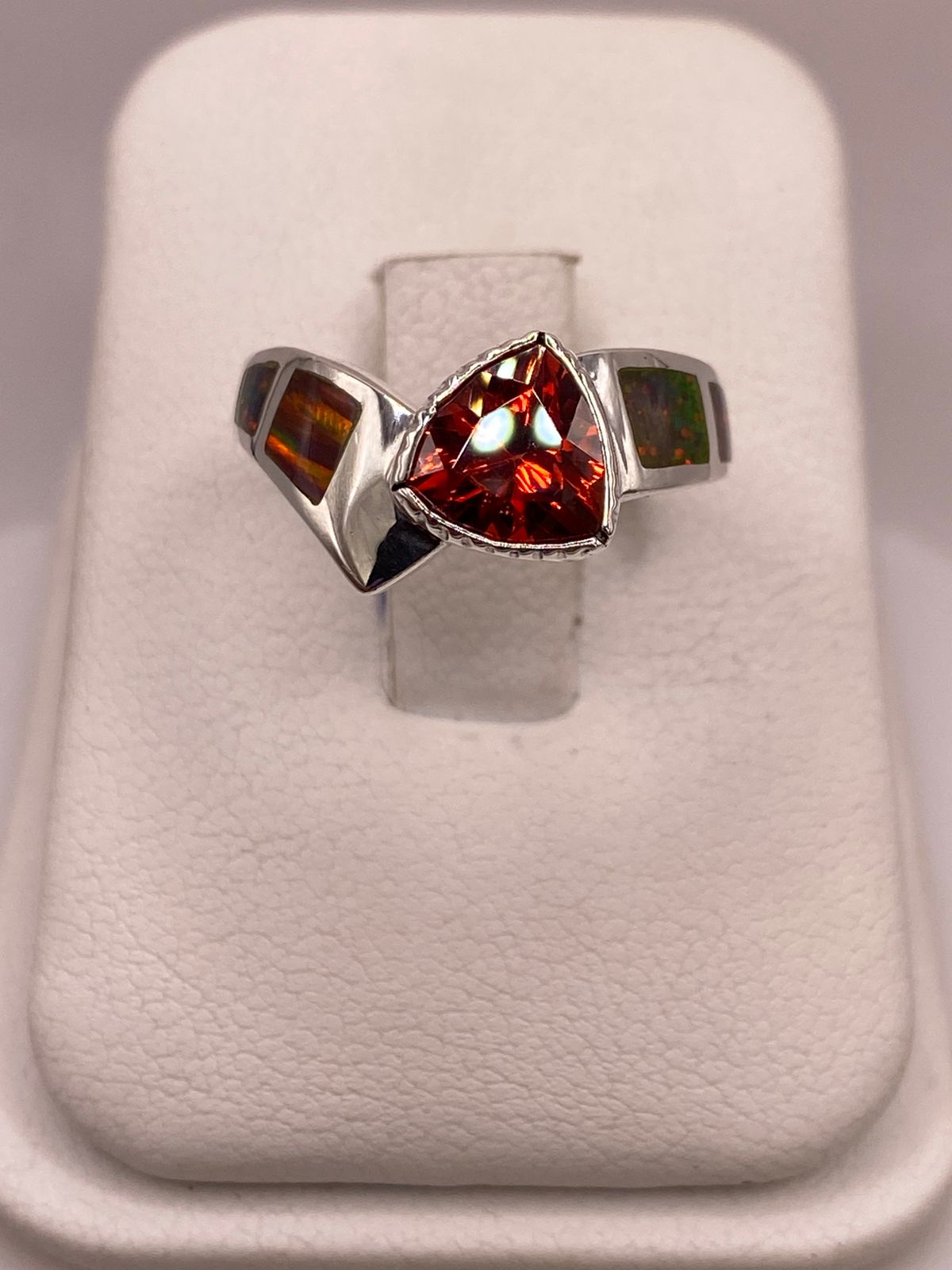 Anillo Contemporáneo de Plata Ley 950 con Ópalo de Fuego y Zirconia