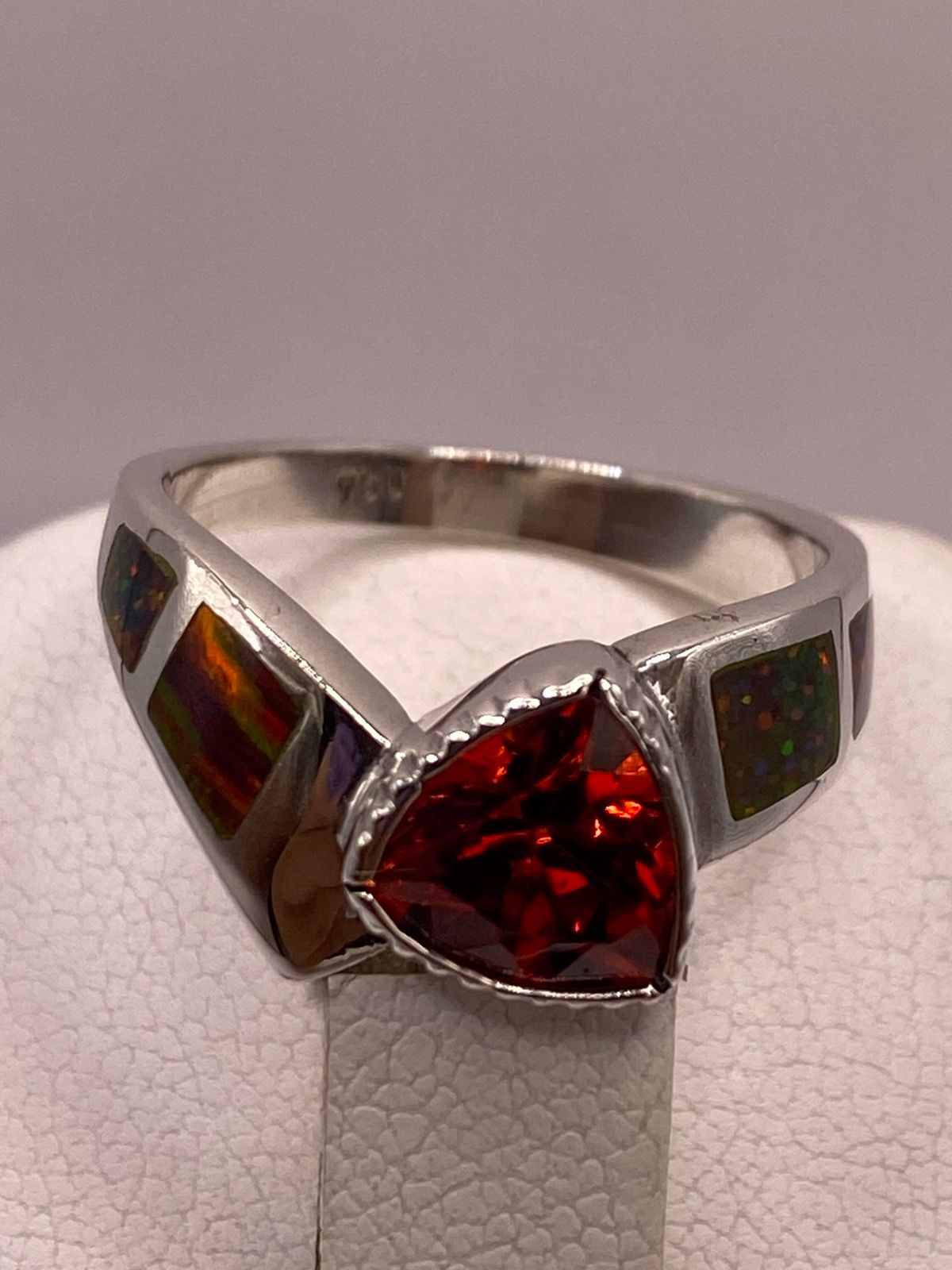 Anillo Contemporáneo de Plata Ley 950 con Ópalo de Fuego y Zirconia