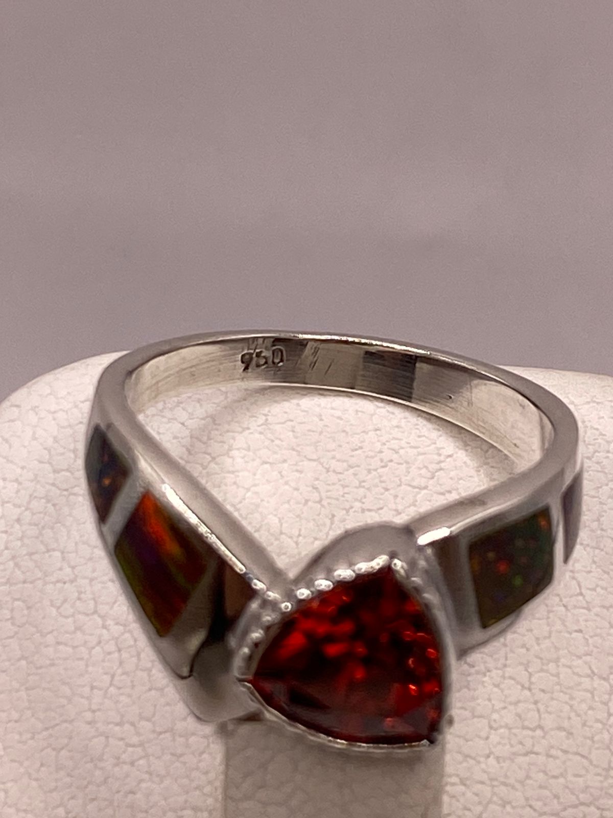 Anillo Contemporáneo de Plata Ley 950 con Ópalo de Fuego y Zirconia