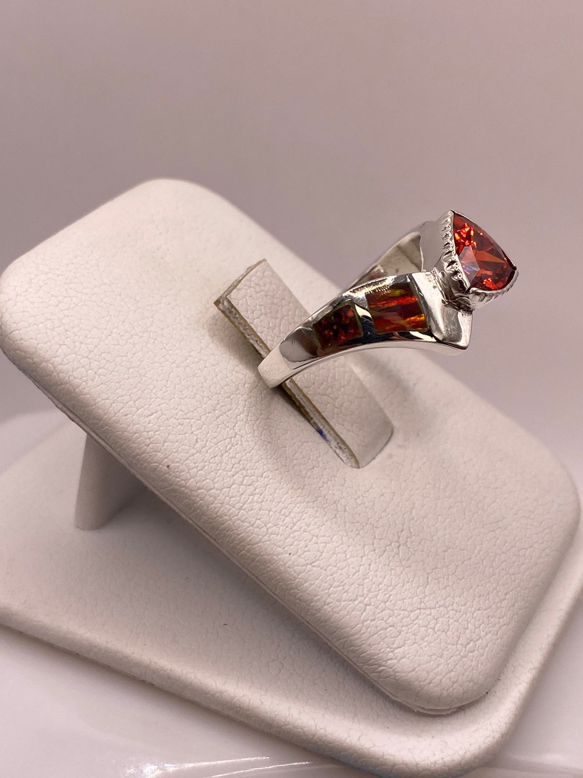 Anillo Contemporáneo de Plata Ley 950 con Ópalo de Fuego y Zirconia