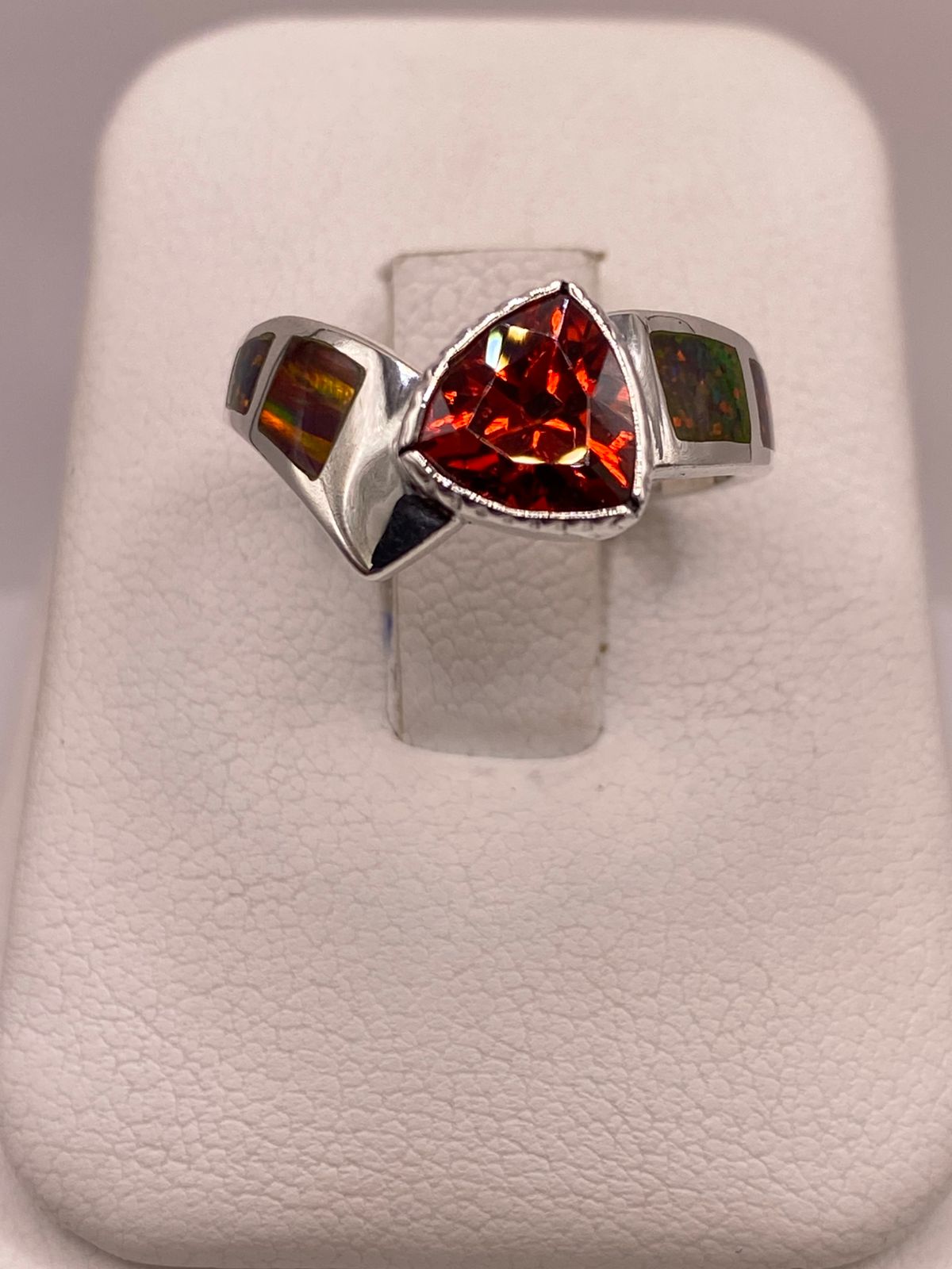 Anillo Contemporáneo de Plata Ley 950 con Ópalo de Fuego y Zirconia