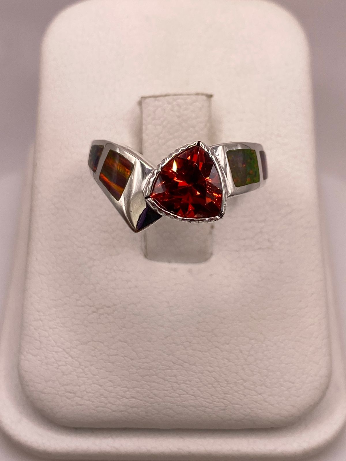 Anillo Contemporáneo de Plata Ley 950 con Ópalo de Fuego y Zirconia