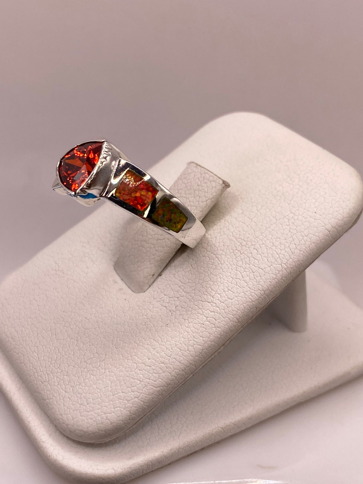 Anillo Contemporáneo de Plata Ley 950 con Ópalo de Fuego y Zirconia