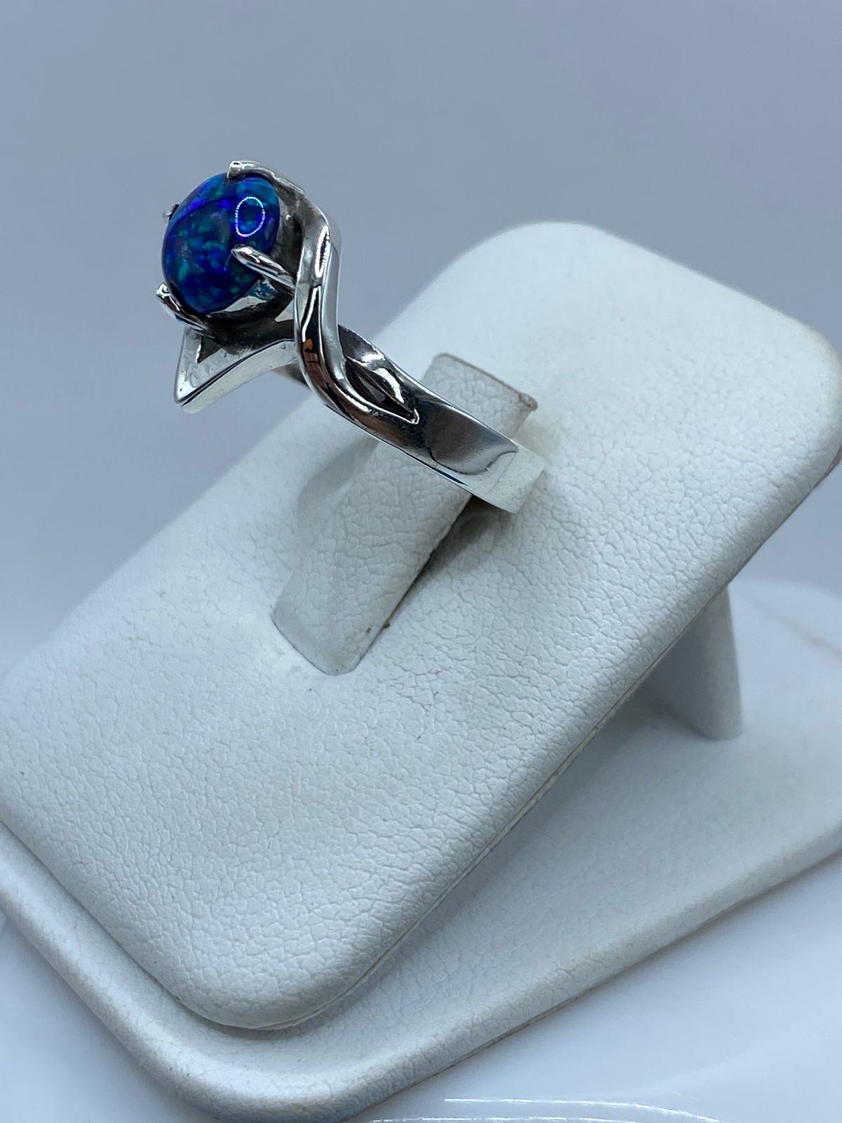 Anillo Contemporáneo de Plata .925 con Ópalo de Fuego