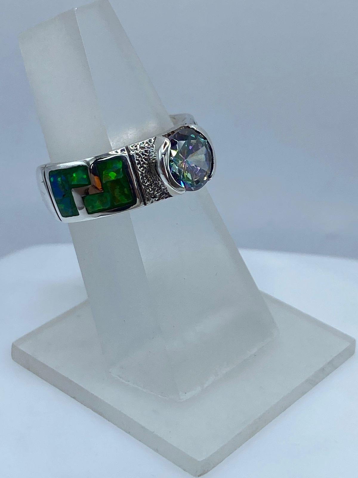 Anillo Contemporáneo de Plata .950 con Ópalo de Fuego y Zirconia Tornasol