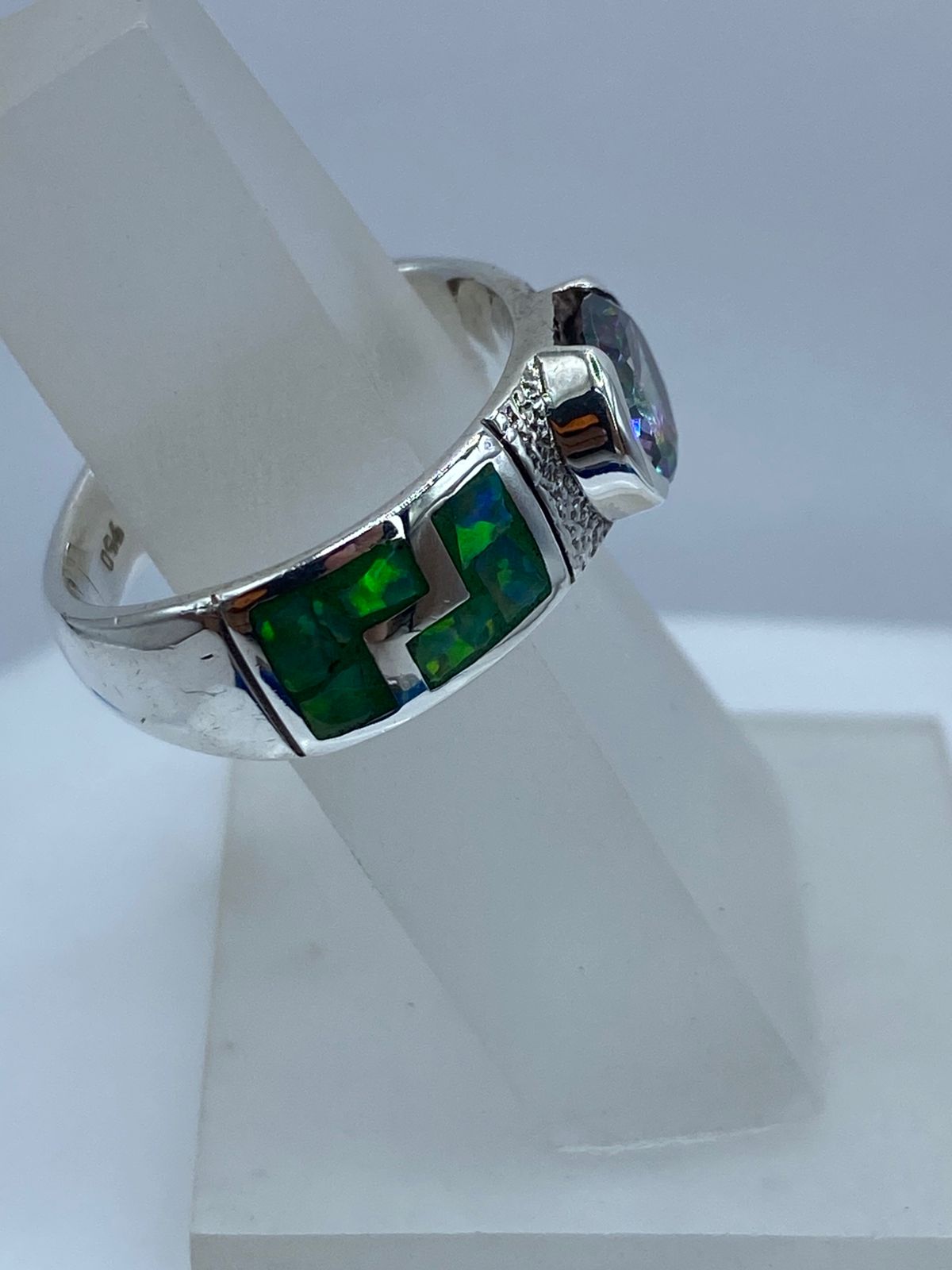 Anillo Contemporáneo de Plata .950 con Ópalo de Fuego y Zirconia Tornasol
