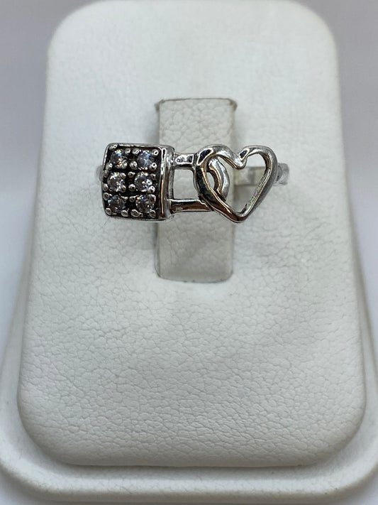 Anillo Corazón y Candado con Zirconia en Plata 925, vista frontal