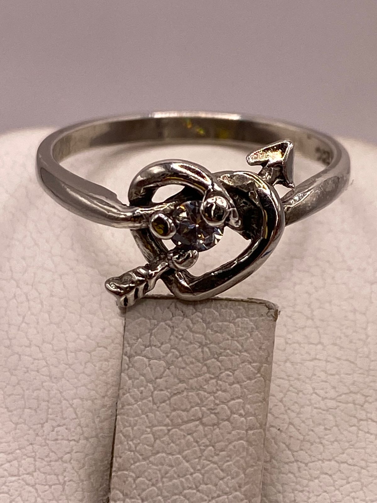 Anillo Corazón con Flecha y Zirconia en Plata 925