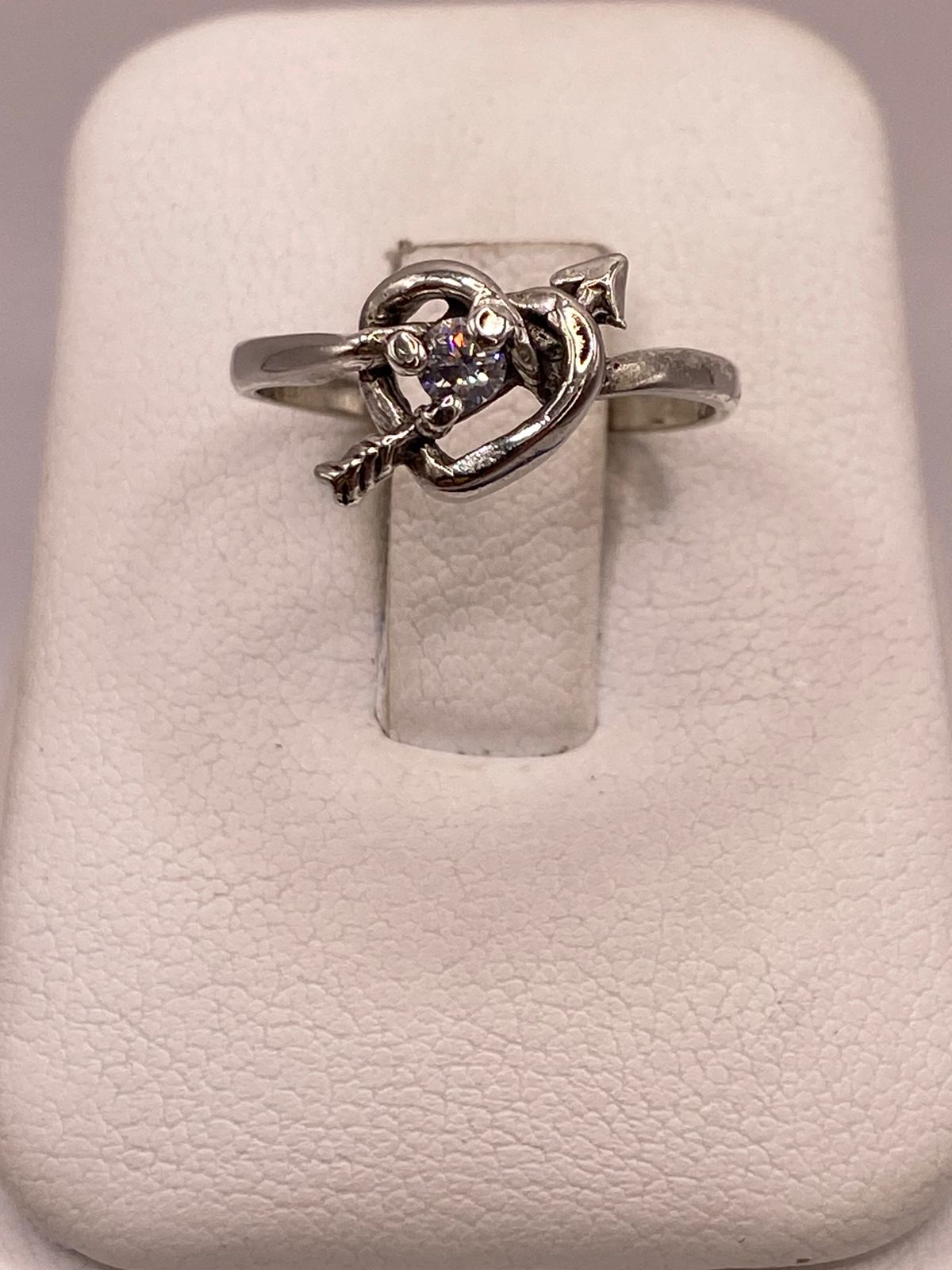 Anillo Corazón con Flecha y Zirconia en Plata 925