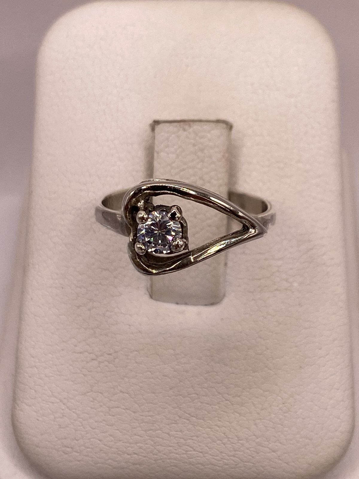 Anillo Corazón Moderno con Zirconia en Plata Ley 925