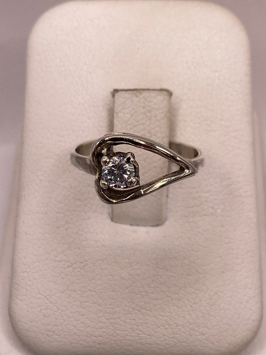 Anillo Corazón Moderno con Zirconia en Plata Ley 925, vista frontal