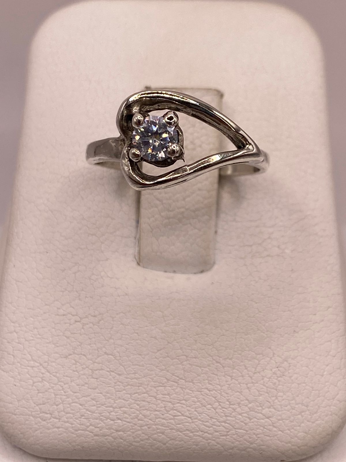 Anillo Corazón Moderno con Zirconia en Plata Ley 925
