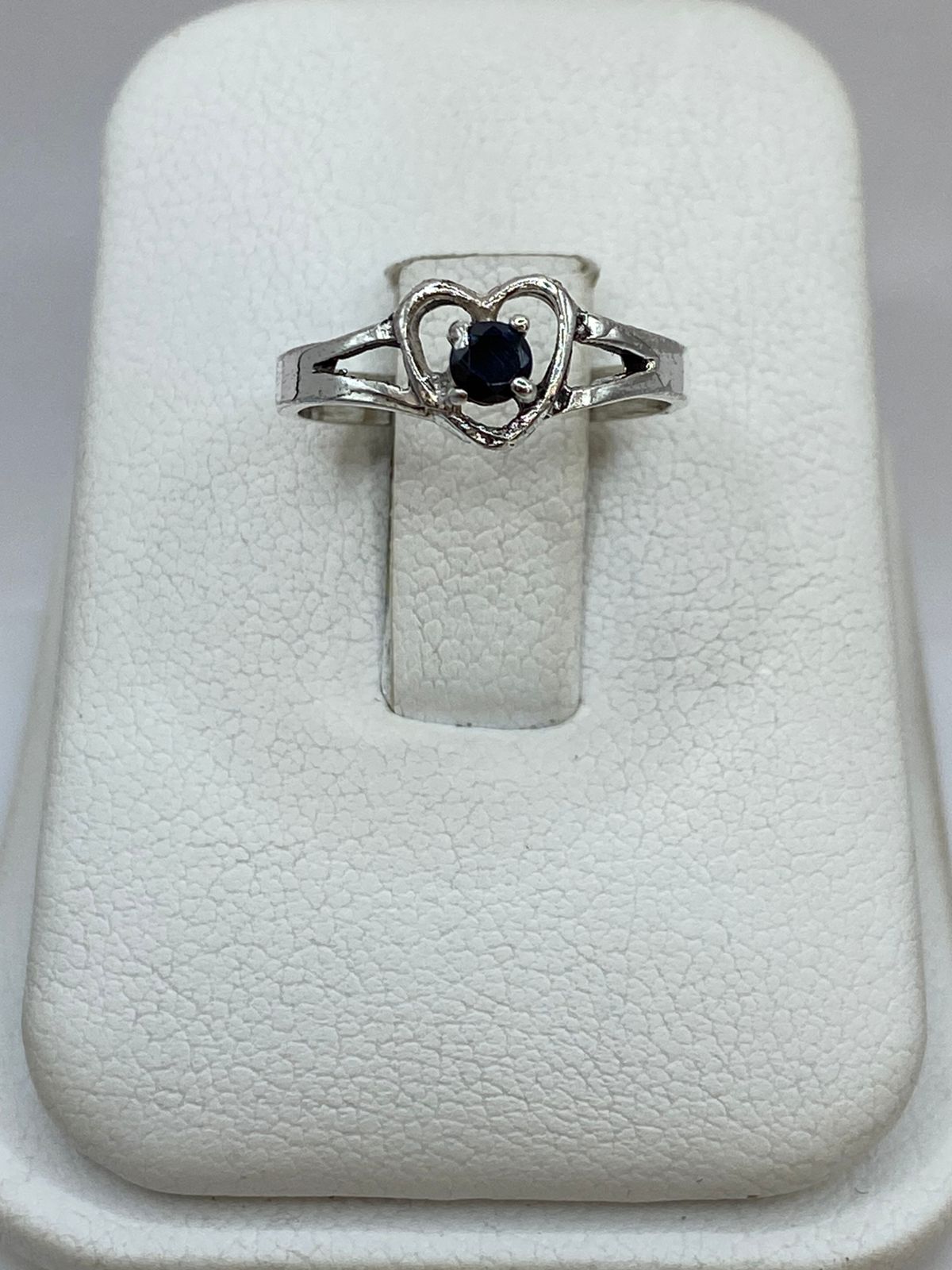 Anillo de Corazón con Piedra Negra en Plata Ley 925