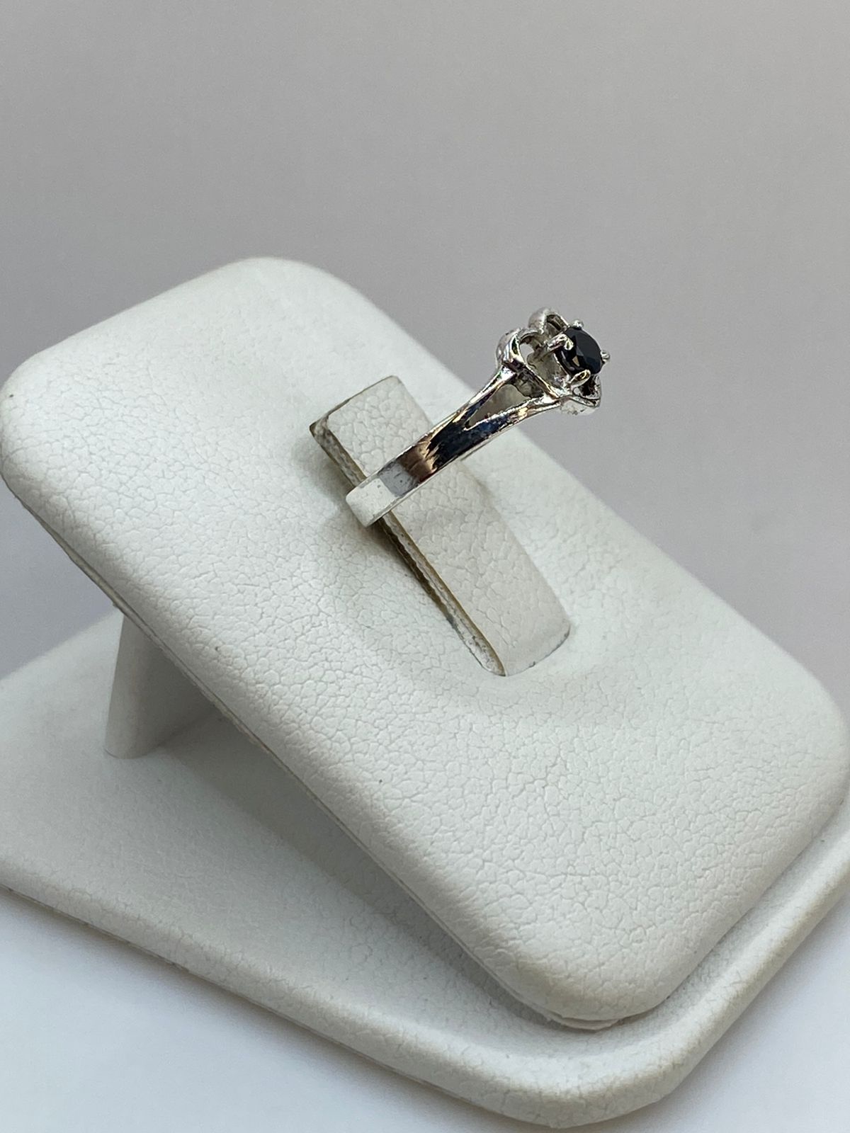 Anillo de Corazón con Piedra Negra en Plata Ley 925