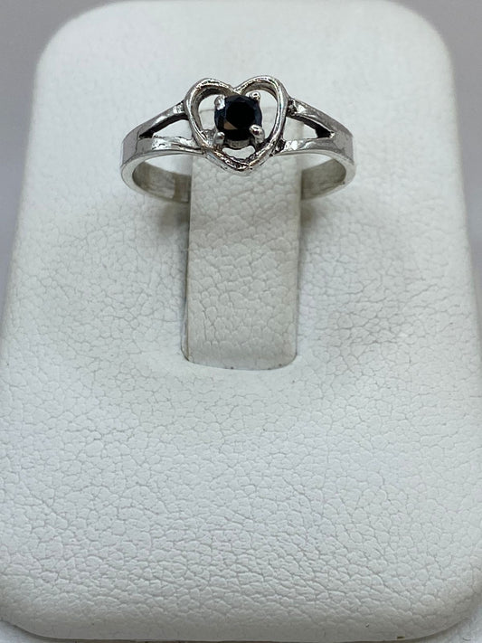 ANILLO DE CORAZÓN CON PIEDRA NEGRA EN PLATA LEY 925