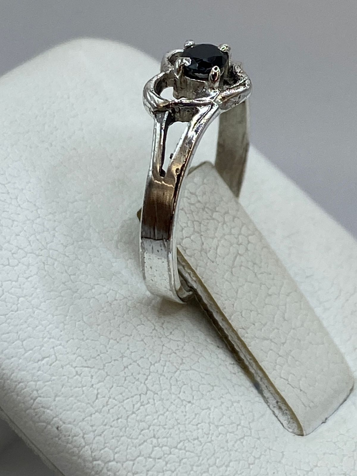 Anillo de Corazón con Piedra Negra en Plata Ley 925