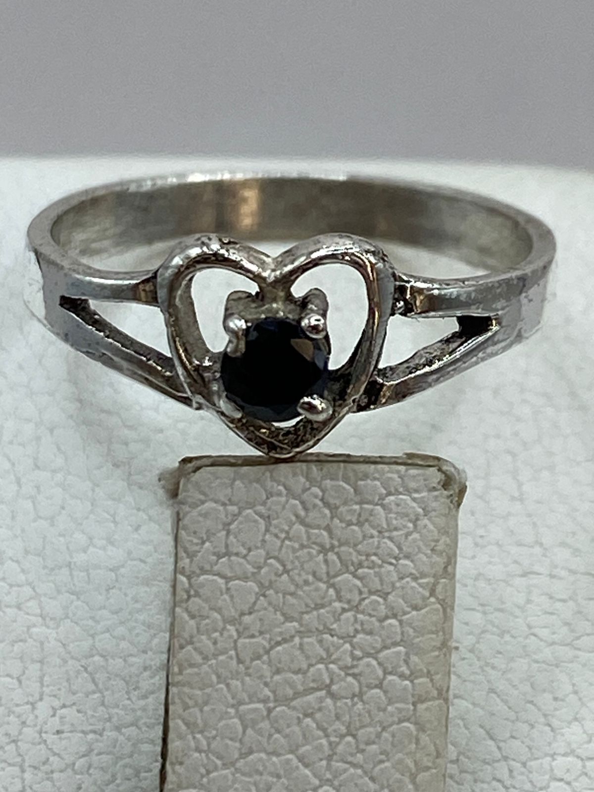 Anillo de Corazón con Piedra Negra en Plata Ley 925