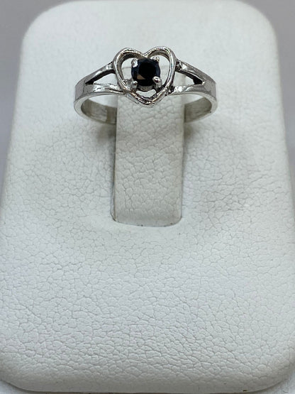 Anillo de Corazón con Piedra Negra en Plata Ley 925, vista de detalle