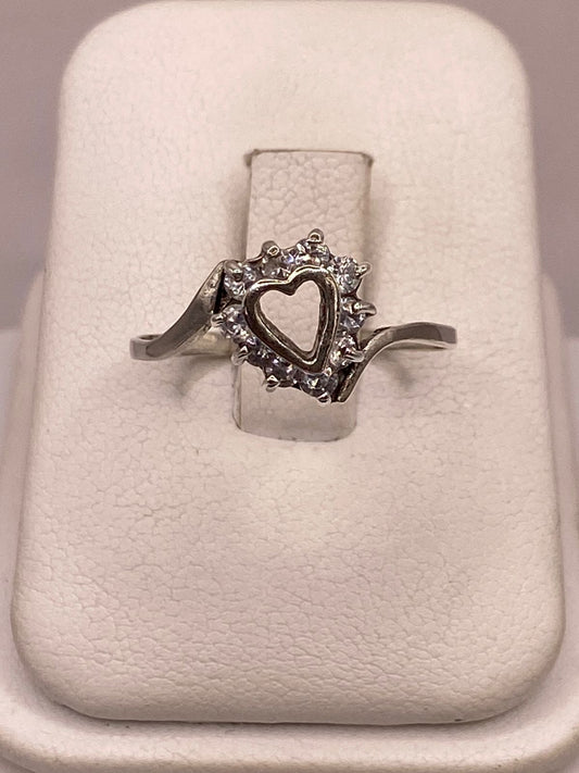 Anillo Corazón con Zirconias en Plata Ley 925, vista frontal