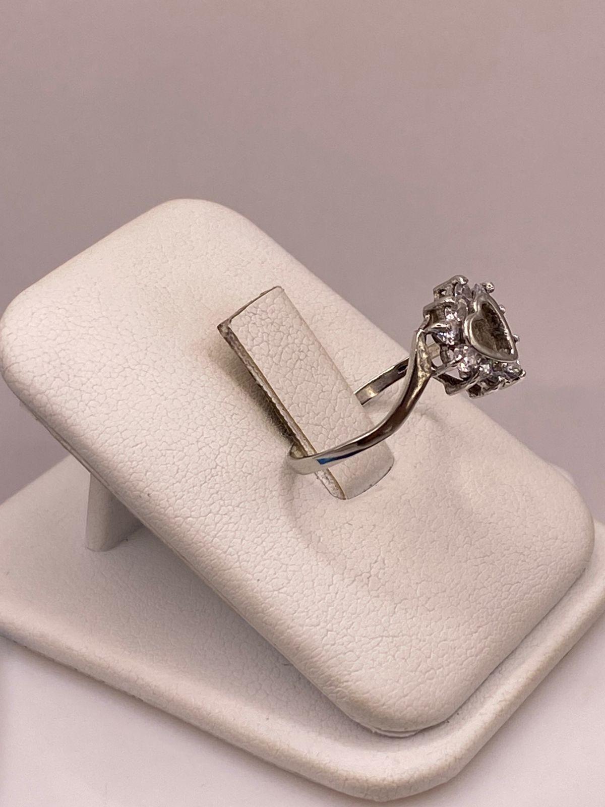 Anillo Corazón con Zirconias en Plata Ley 925