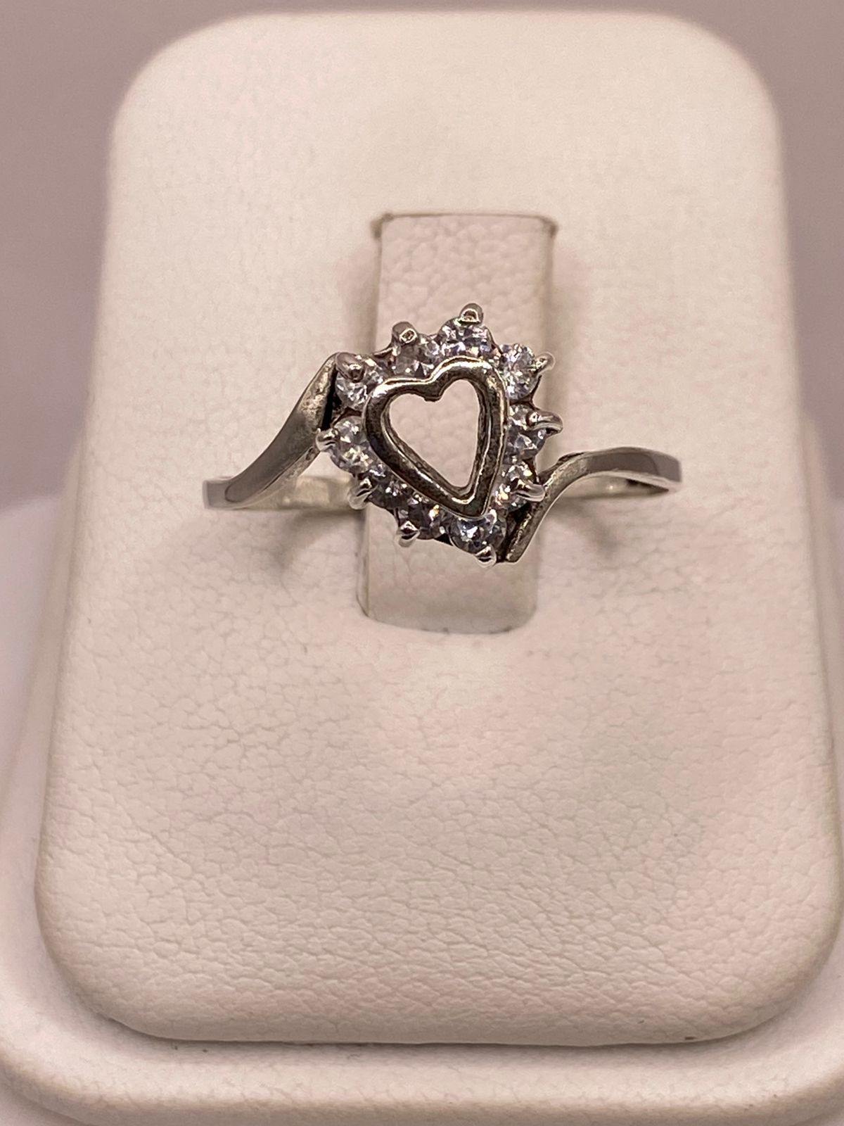 Anillo Corazón con Zirconias en Plata Ley 925