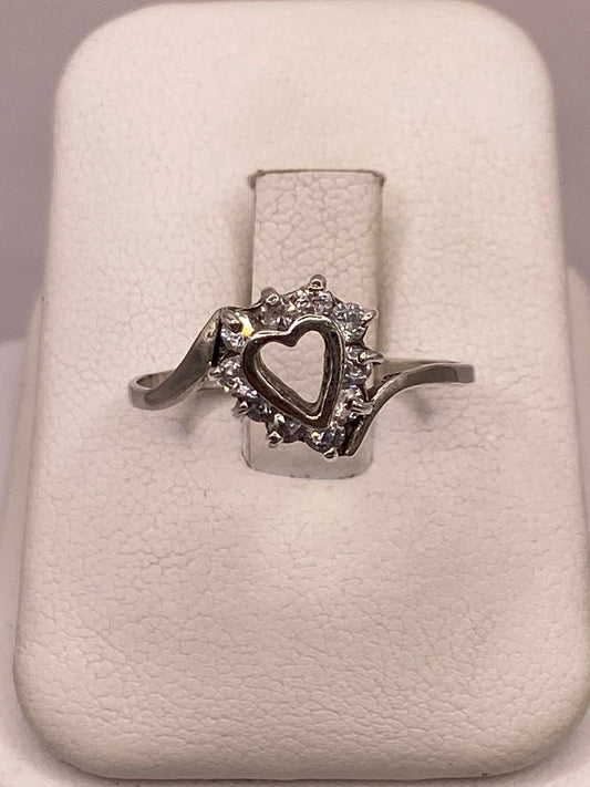 Anillo Corazón con Zirconias en Plata Ley 925, vista frontal